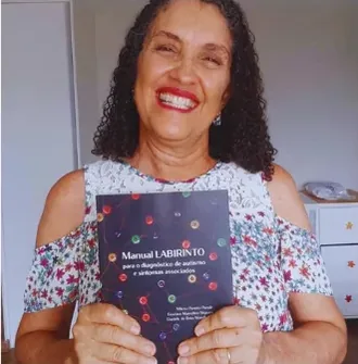 Profissional certificada com o Manual LABIRINTO.