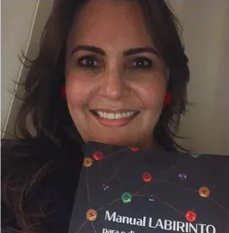Profissional certificada com o Manual LABIRINTO.